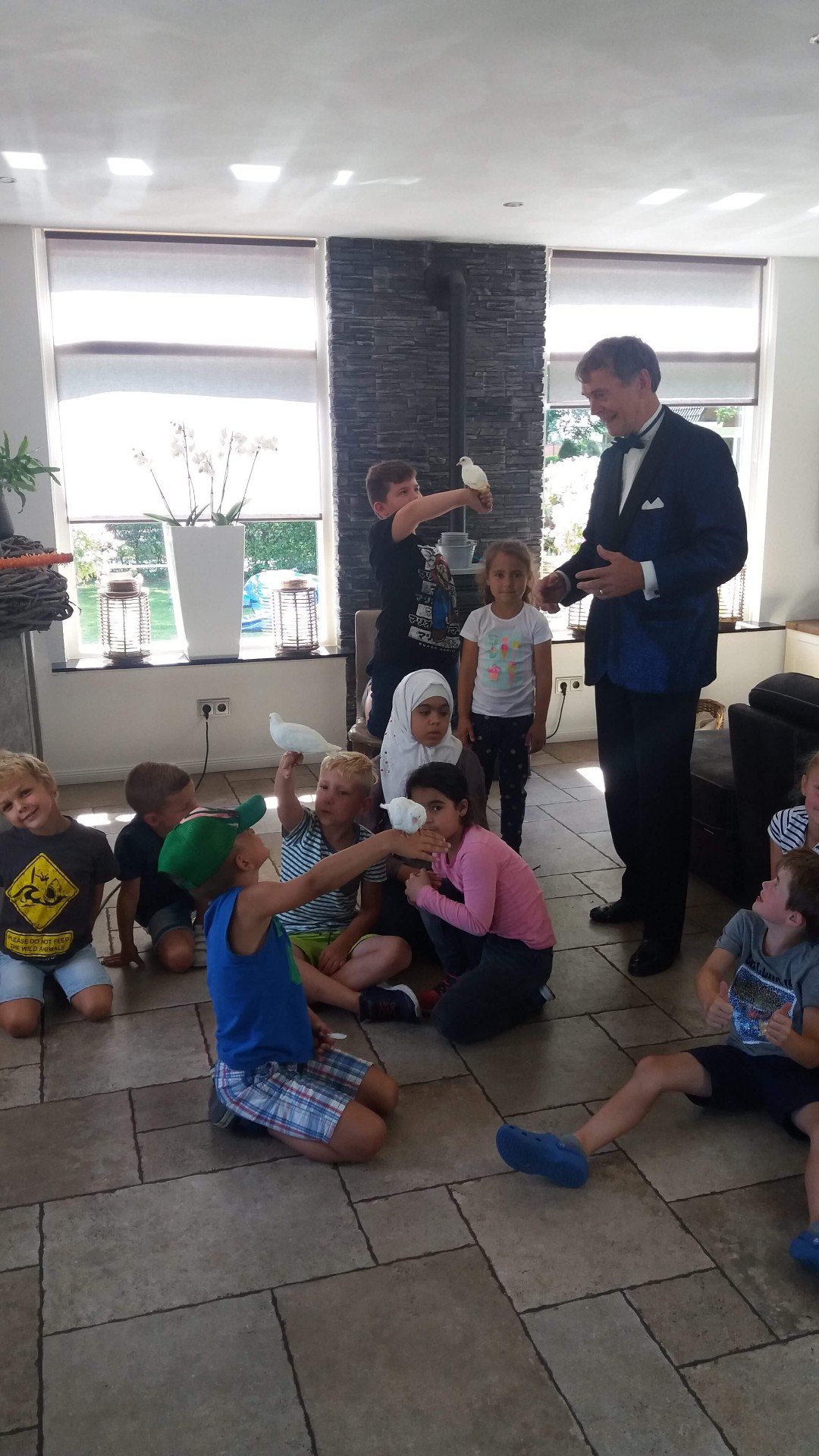 Kindergoochelaar Titani op verjaardagsfeest